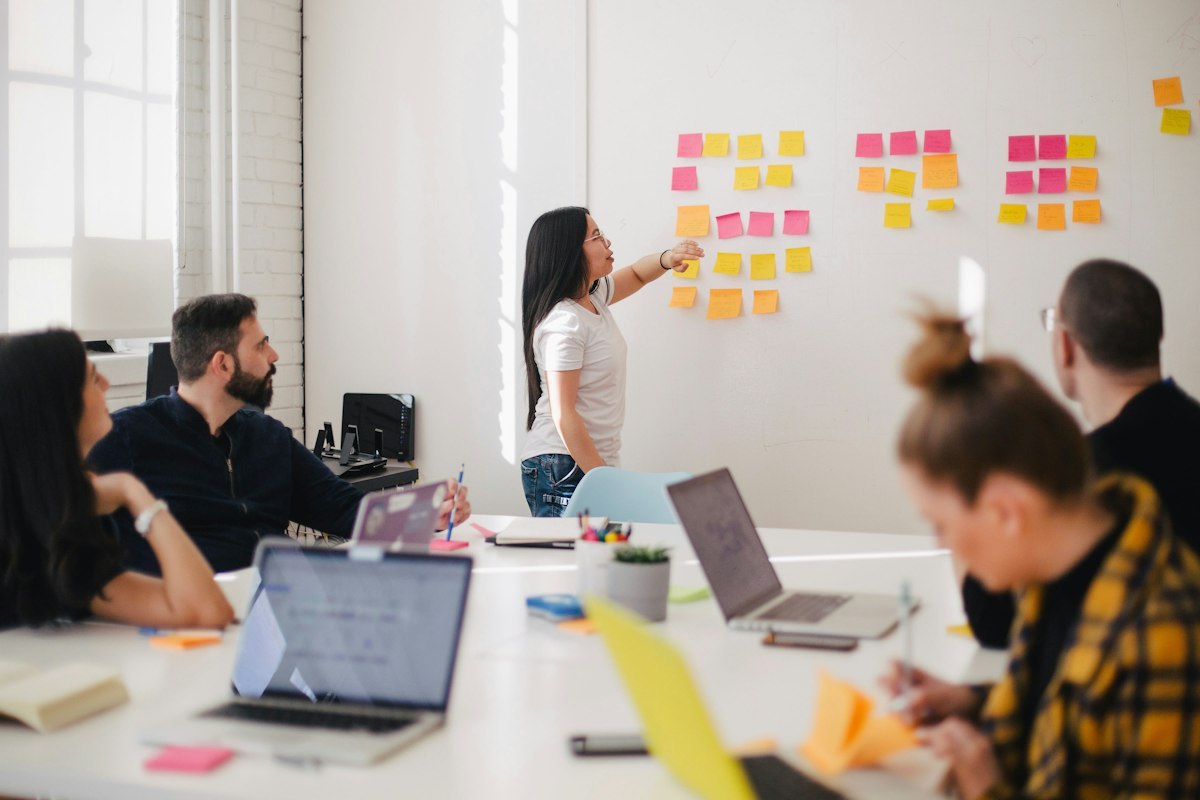 Equipo planificando la automatización de procesos